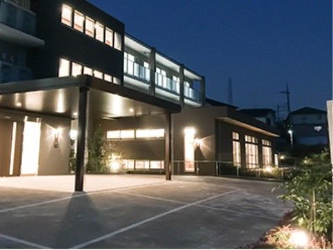 施設は３階建てで、ホテルのようなきれいな外観である。玄関入口には雨よけ、日よけとなる大きな屋根がある。