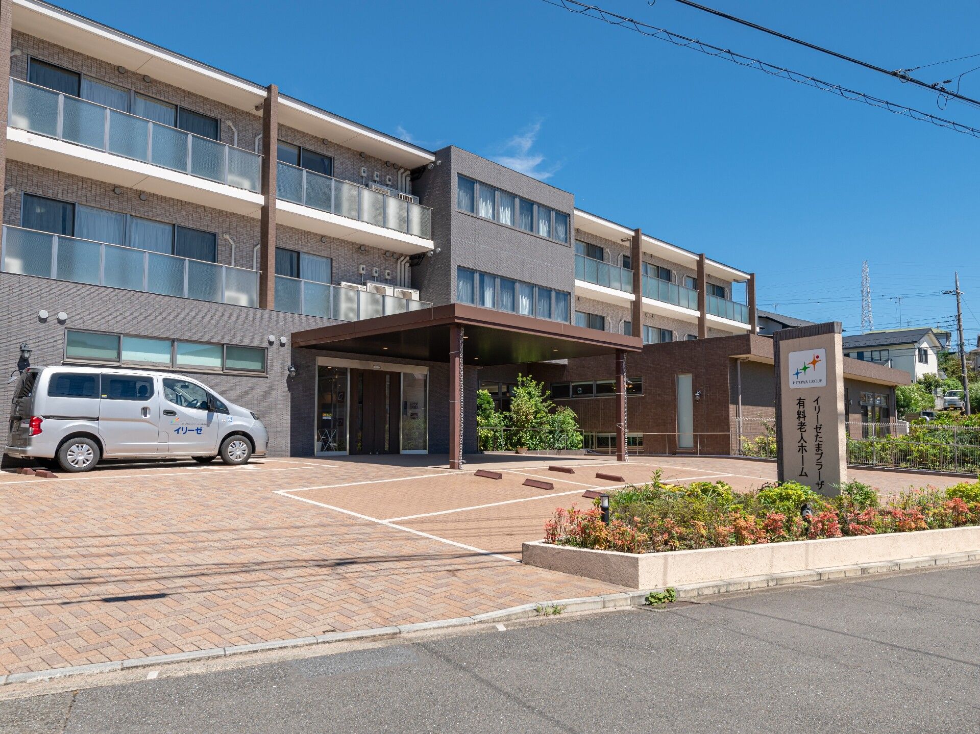 ３階建ての横に広がった形の外観である。建物の前は駐車場になっており、車やバイクなどを停めることができる。