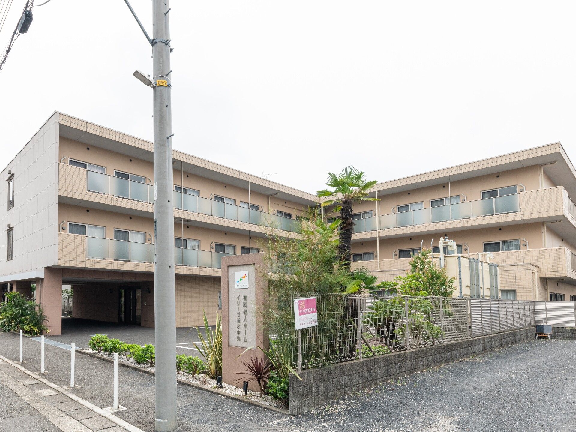 地上３階建てになっている。駐車場は整備されていて、建物の前にある。遊歩道と敷地の境界には、植物が植えられている。