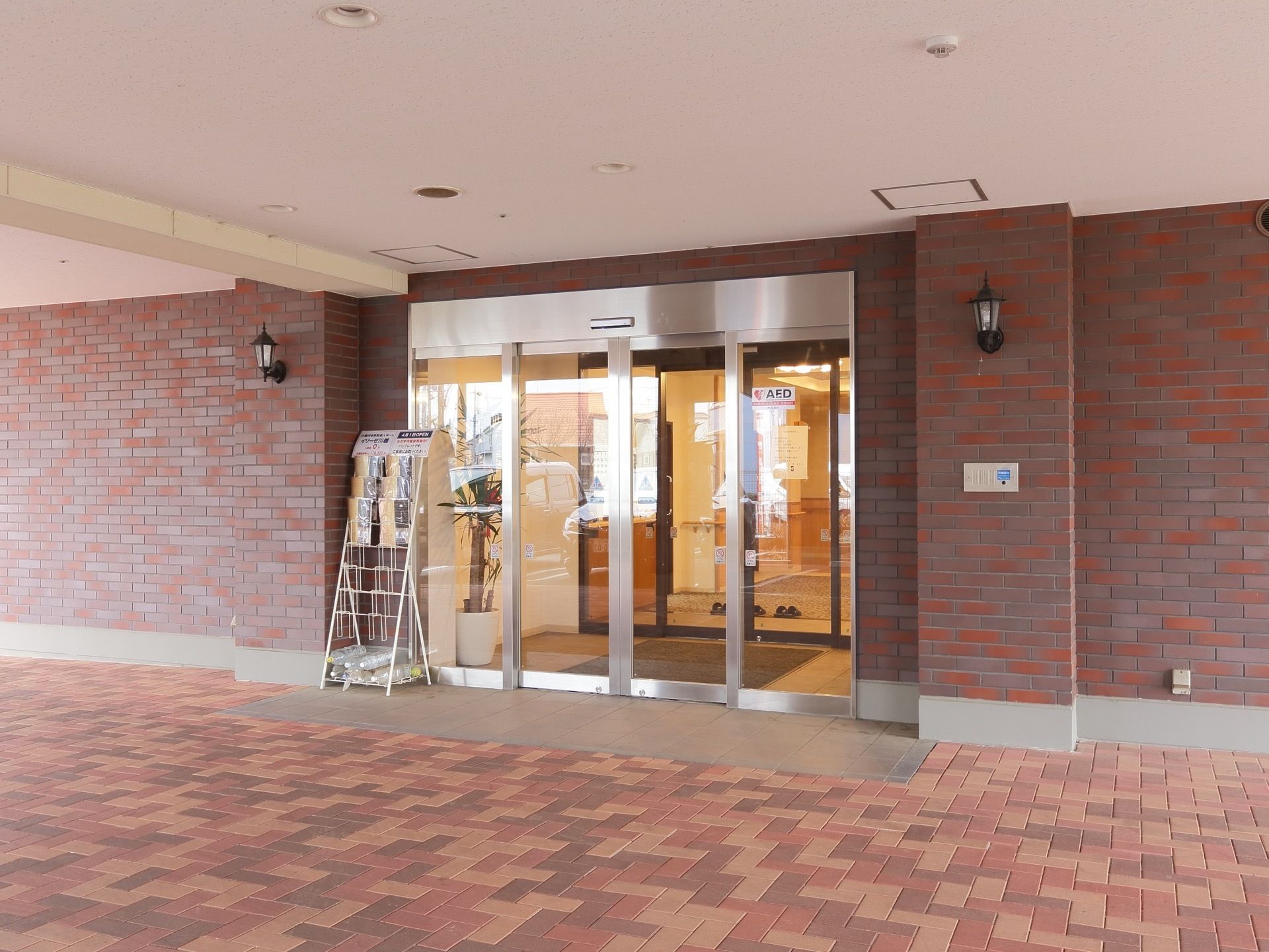 玄関の前には広々としたスペースがあり、屋根がある。玄関の扉は二重になっており、寒い時期も暖かさが逃げにくくなっている。