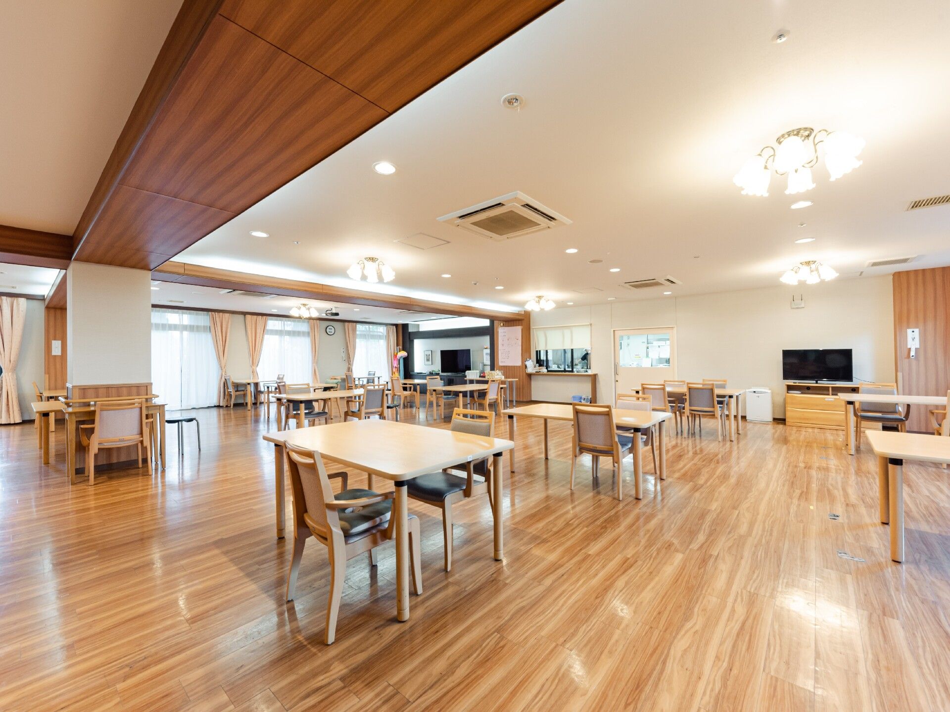 天井からシャンデリアが下がり、多数の照明が埋め込まれた食堂はいつも明るい。４人掛けのテーブルセットが置かれている。