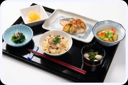 オムレツや白米、味噌汁、小鉢などが並べられた朝食の御膳