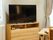 食堂の壁際に置かれたサイドボードの上には、大型テレビが設置されている。横には、ホワイトボードがある。