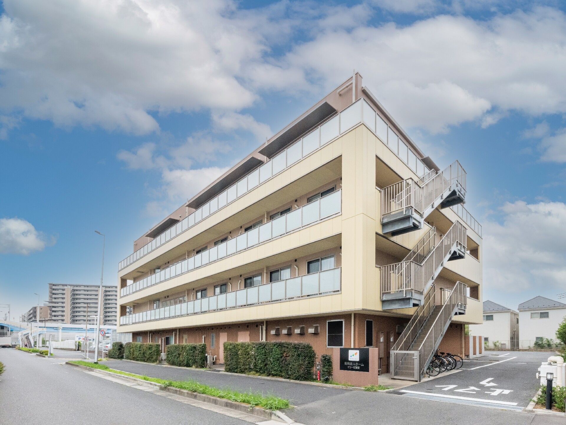 鉄筋造４階建の住宅型有料老人ホームである。建物前に広い駐車場が設けられている。住居部分には、ベランダが付いている。