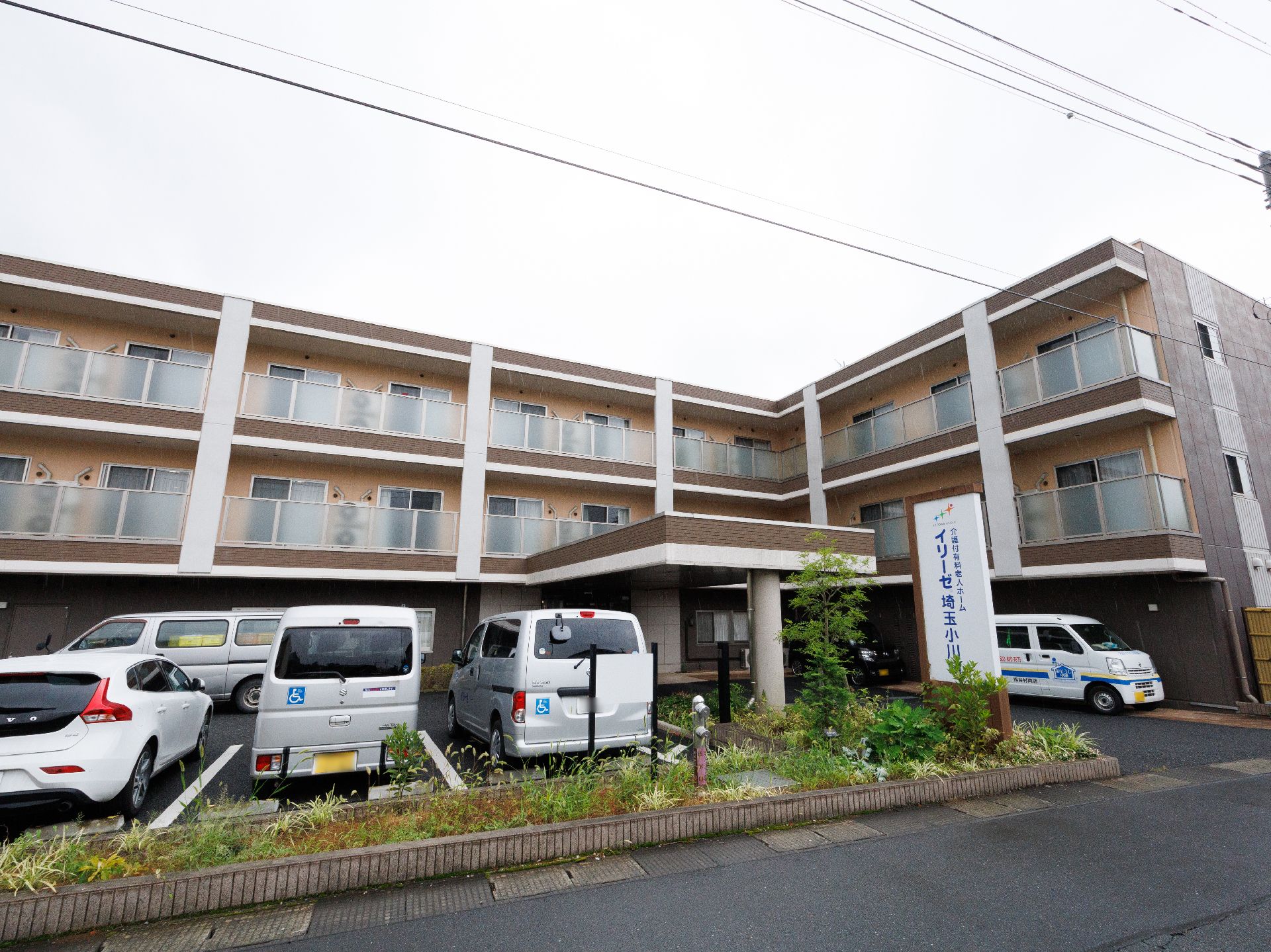広い駐車場が設置されている介護施設の外観