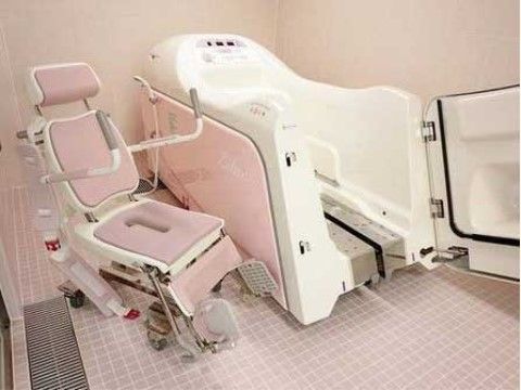 車椅子タイプの椅子に座って入浴することができる機械浴槽を完備。介助の必要な方でも、スタッフの介助の下でリラックスして入浴ができる。