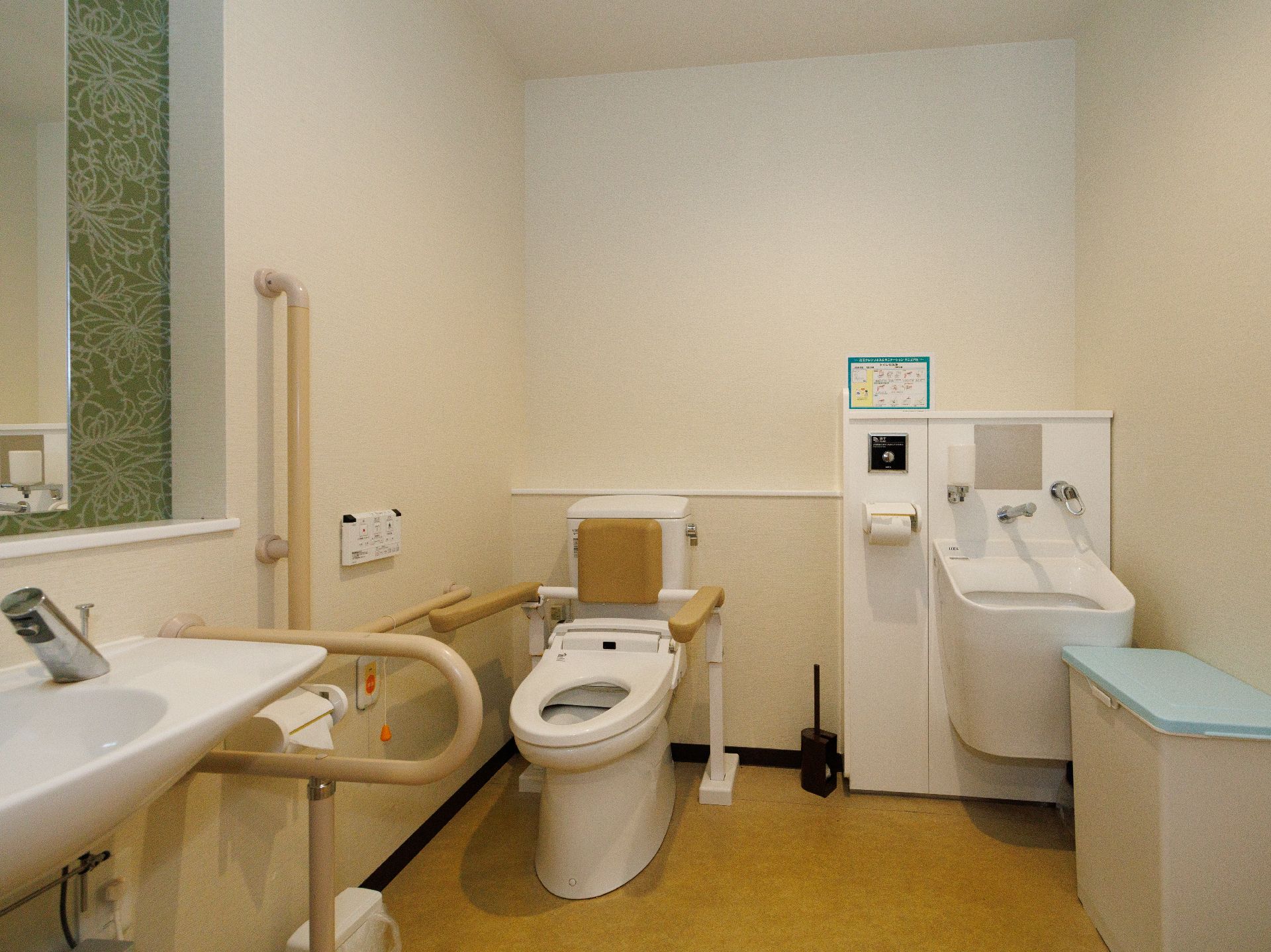 手すりのあるバリアフリー完備の入居者向けの洋式トイレ