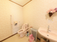 介護施設の明るいトイレ空間