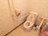 トイレには暖房便座のついた洋式便器を設置している。また壁には手すりがあり、緊急時の呼び出しボタンを備え付けている。