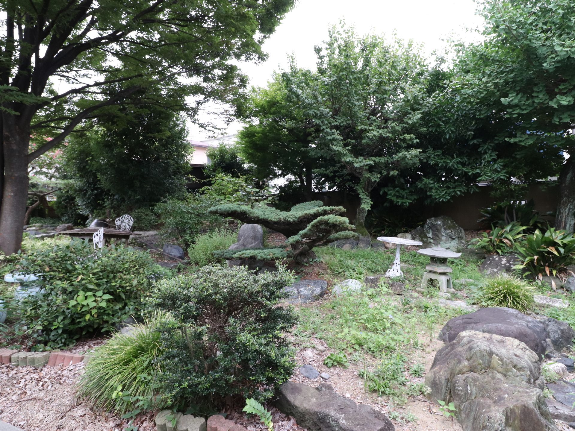 施設内には日本庭園をイメージした庭を用意している。敷地には木々が生い茂り、灯籠や大きな石が置かれている。