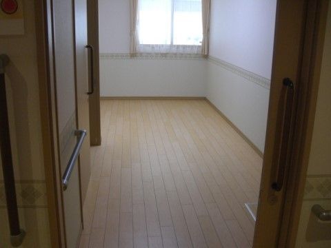 スライド式のドアを開ける際に便利な手すりがついた居室入口