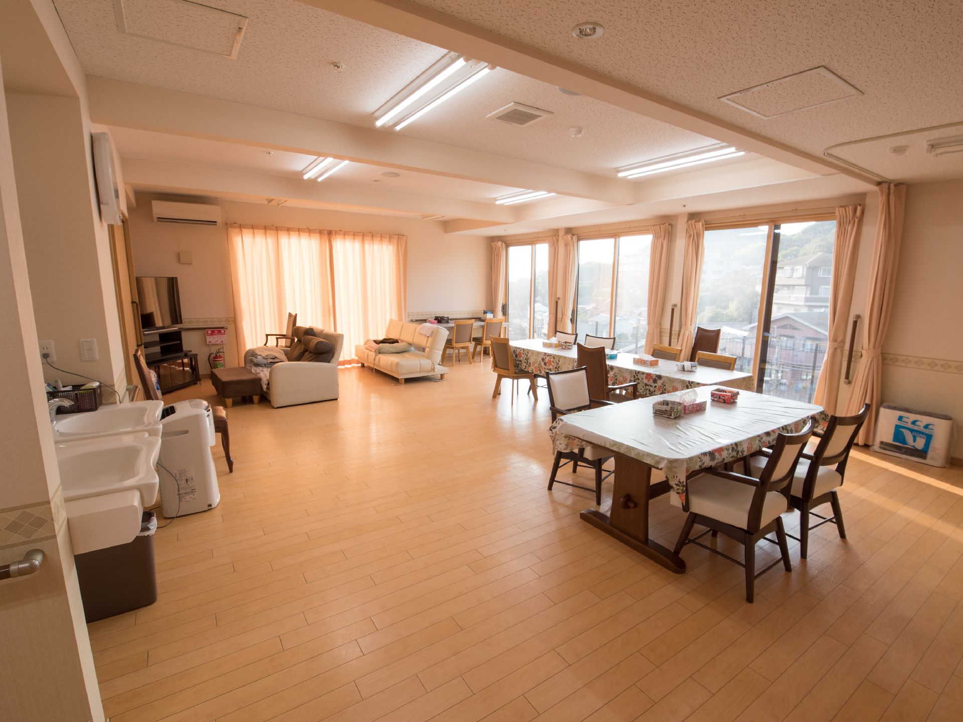 広々とした空間にソファやテーブルセットが並べられた部屋