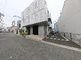 町の角に建つ屋根付き門の前