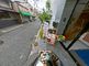 静かな街並みの介護施設外観