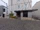 市街地にある施設の外観