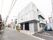 白い建物の外観