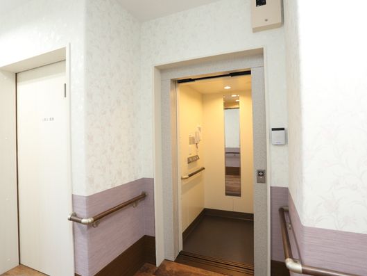 エレベーター前