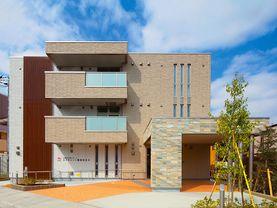 新築そうな外観の建物