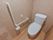 トイレには華やかな柄模様の壁紙が張られており、床はフローリングである。壁にはL字型の手すりとナースコールが設置されている。