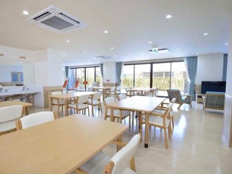 大勢の人が利用できる広いスペースになっている。天井には空調設備と、小さな丸いライトが複数設置されている。