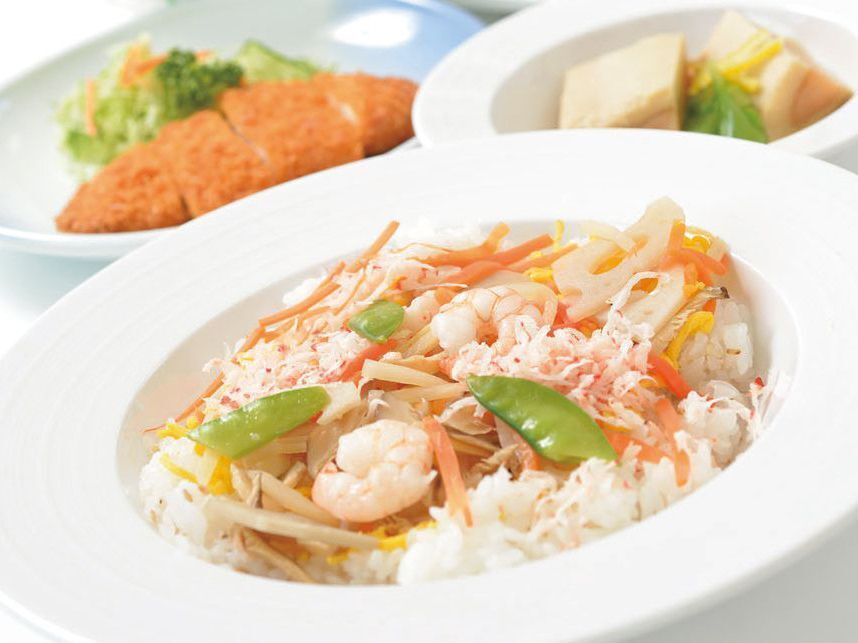 海老や野菜をトッピングしたちらし寿司とカツや煮物