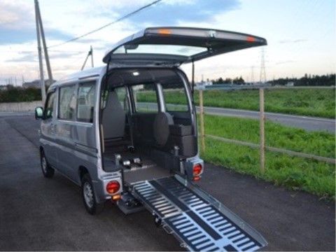 車椅子がスムーズに乗り降りできるスロープを設けた施設専用車