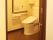 居室内にはトイレが設置されている。機能的なトイレは、補助バー付きで、入居者様の安全に配慮した造りになっている。