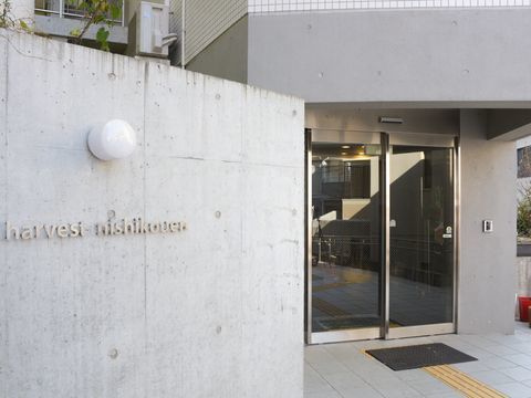打放しコンクリートで都会的な印象を受ける。入り口は自動ドアになっており、点字ブロックが道から伸びている。