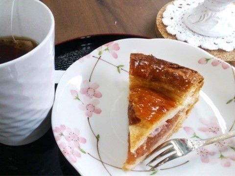 ティーバッグが入ったマグカップとアップルパイが乗ったお皿