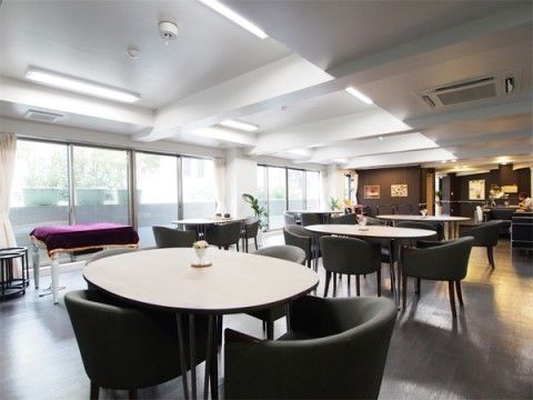 落ち着いた配色でデザインされている、大きな窓を複数設けた食堂