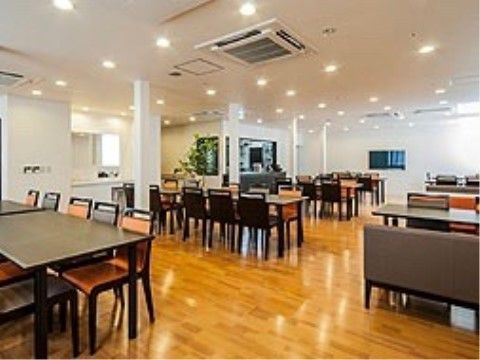 椅子とテーブルが設置された食堂