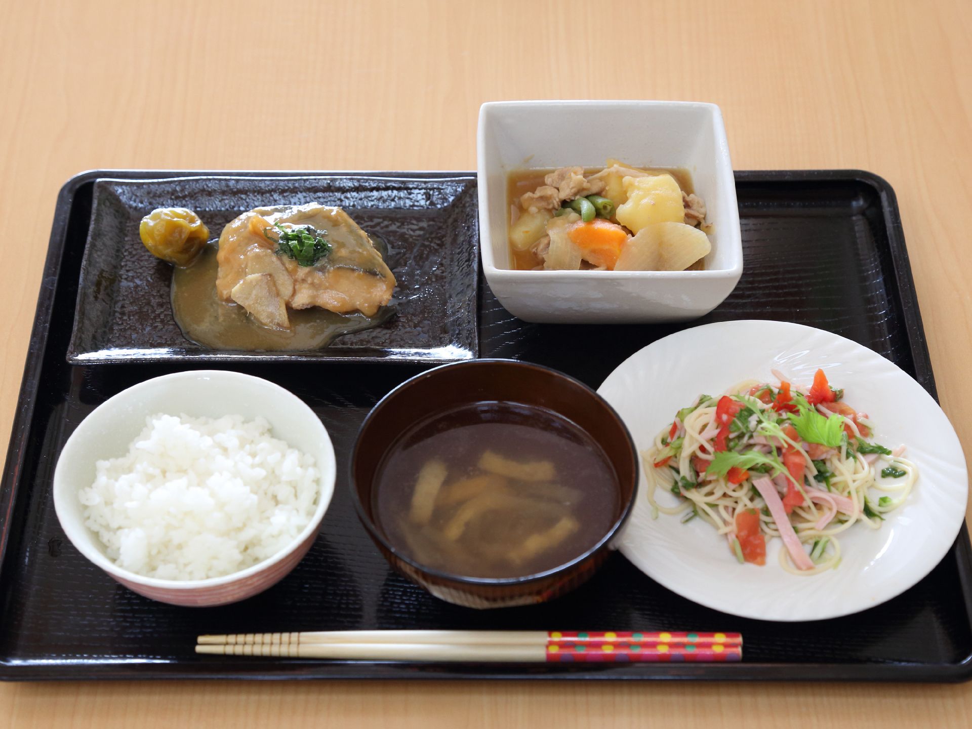 食事では、煮魚、煮物など柔らかい食感の献立が提供されている。味噌汁と白米の他、ヘルシーなサラダがつくこともある。