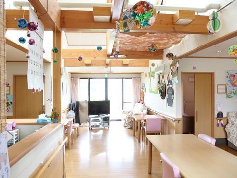 天井から色とりどりの飾りが下げられた、賑やかな雰囲気の共有スペース