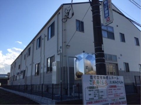 付近に段差がない介護施設の外観