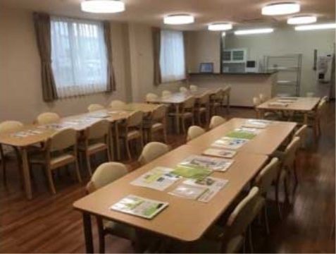 椅子とテーブルが設置されたリビング