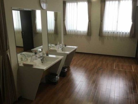 洗面台が設置された鏡のある共有スペース
