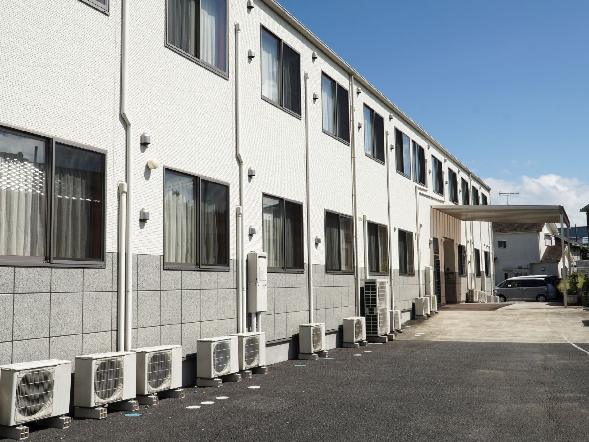 白とグレーを基調とした２階建ての老人ホーム