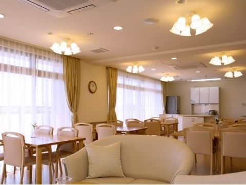 エレガンスな照明が天井に吊るされた、ホテルのような食堂