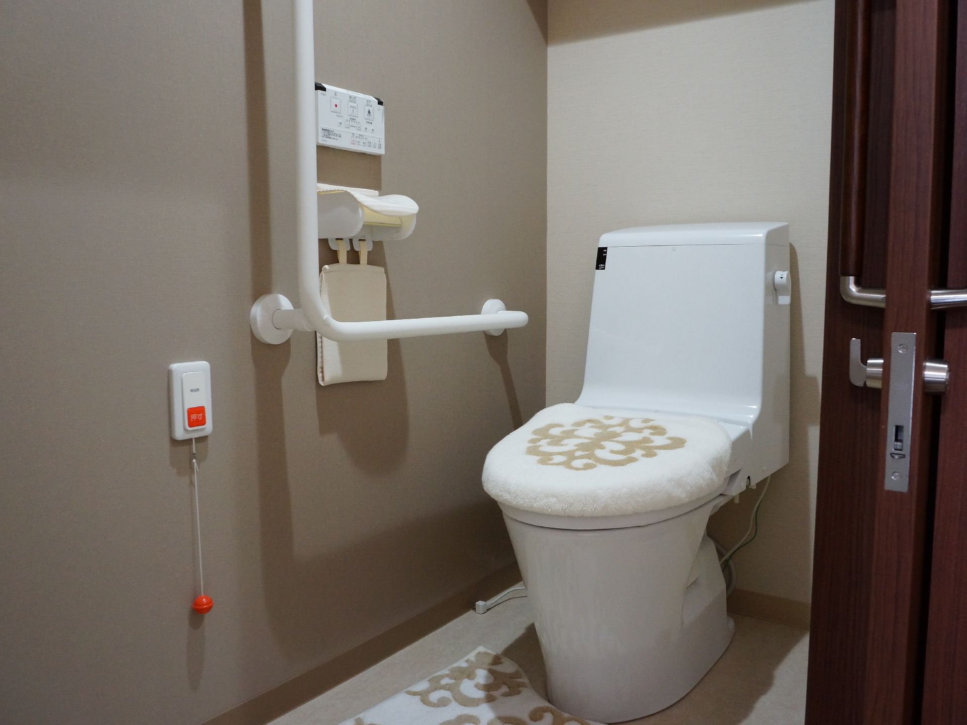 独立したトイレになっている。手すりがあるので、立ち上がる時に楽であり、ナースコールも付いているので安心である。