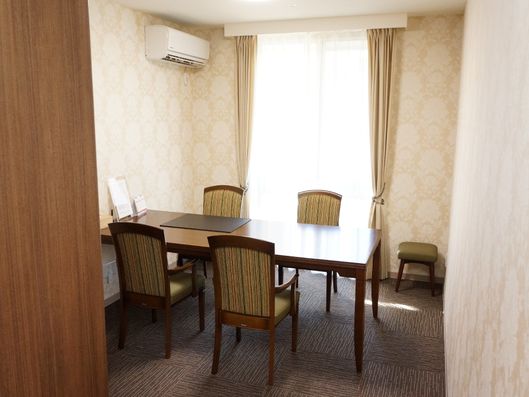 テーブルと椅子のある部屋