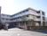 建物は鉄骨3階建てで、前が道路である。玄関までは緩い上りの坂になっている。植樹がされていて、幟や垂れ幕もある。
