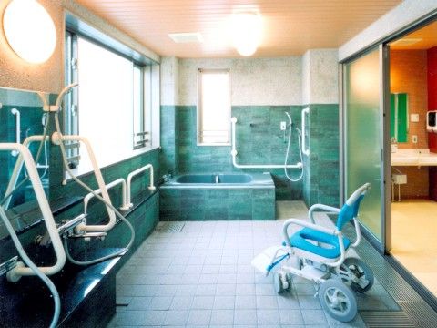 入浴用車椅子が十分に通るスペースがあるバスタブのついた広い浴槽