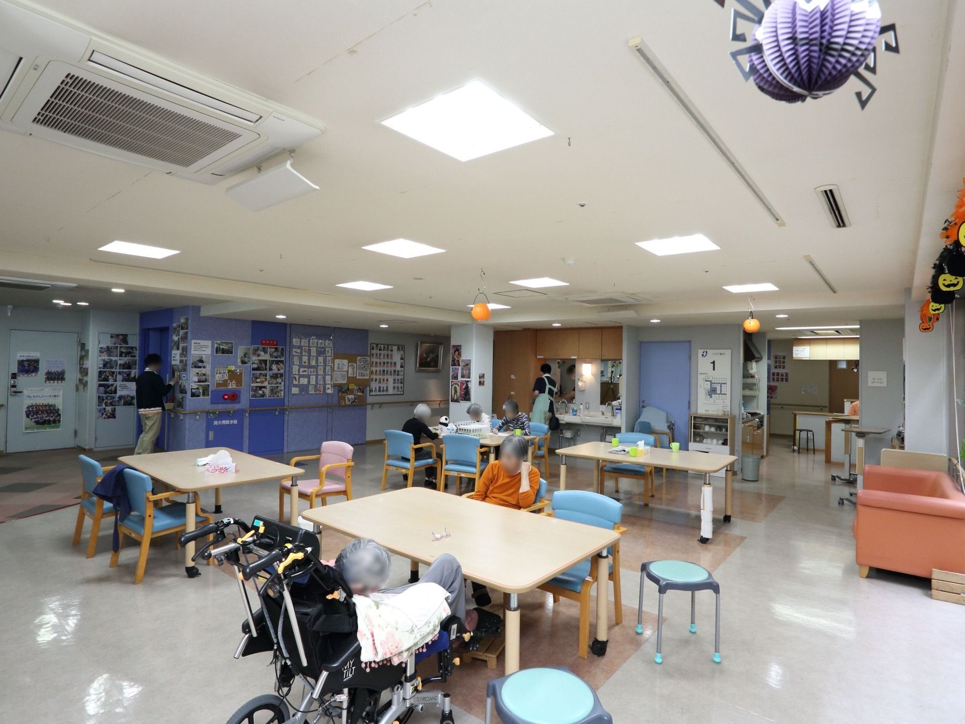 明るい青をメインにした食堂兼談話室は、広々としている。天井には季節の飾りつけがされていて、華やかな雰囲気である。
