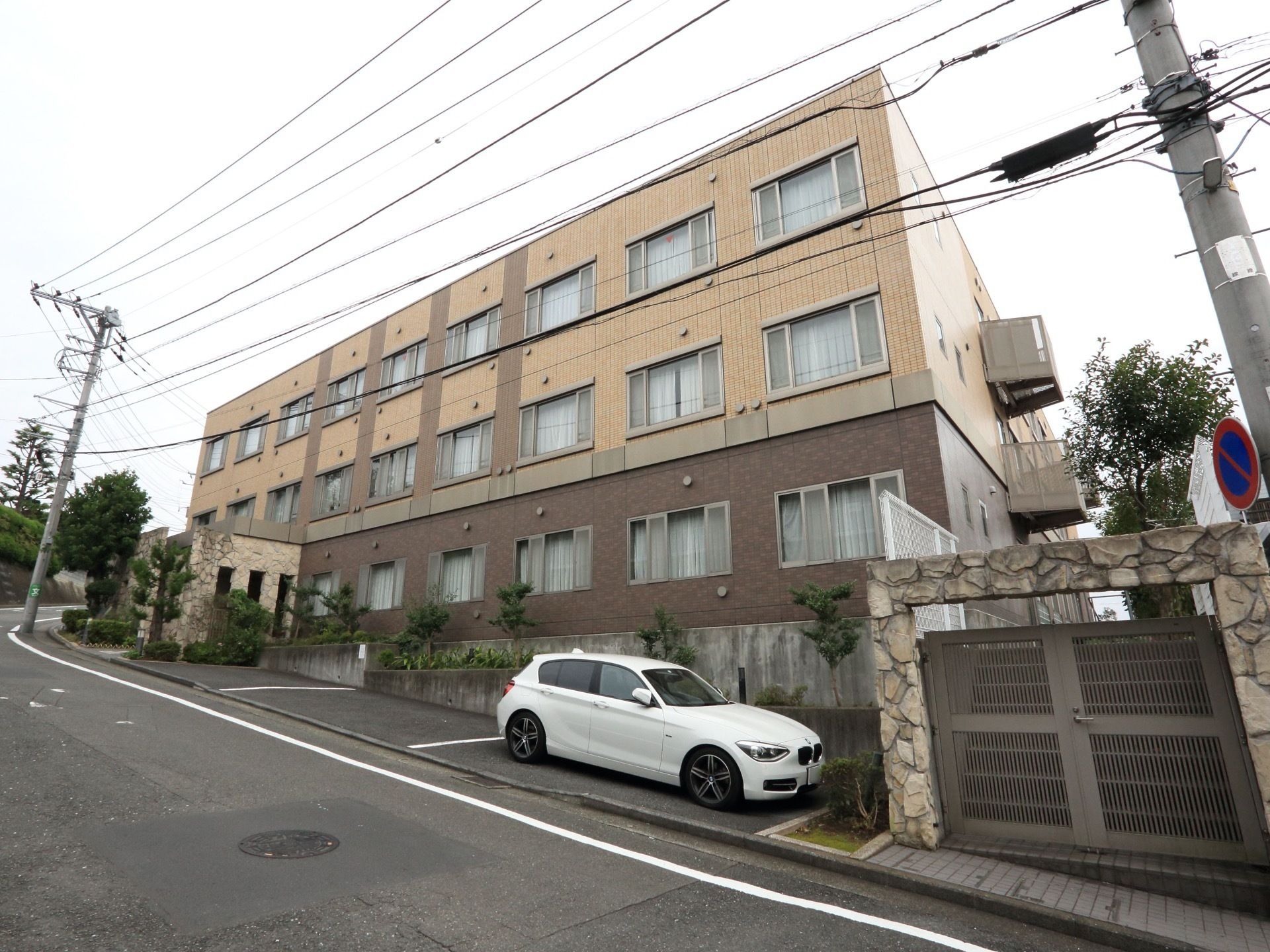 建物は3階建てとなっており、ブラウン系の外壁となっている。施設の周辺は緑もあり、窓から景色を眺めることもできる。