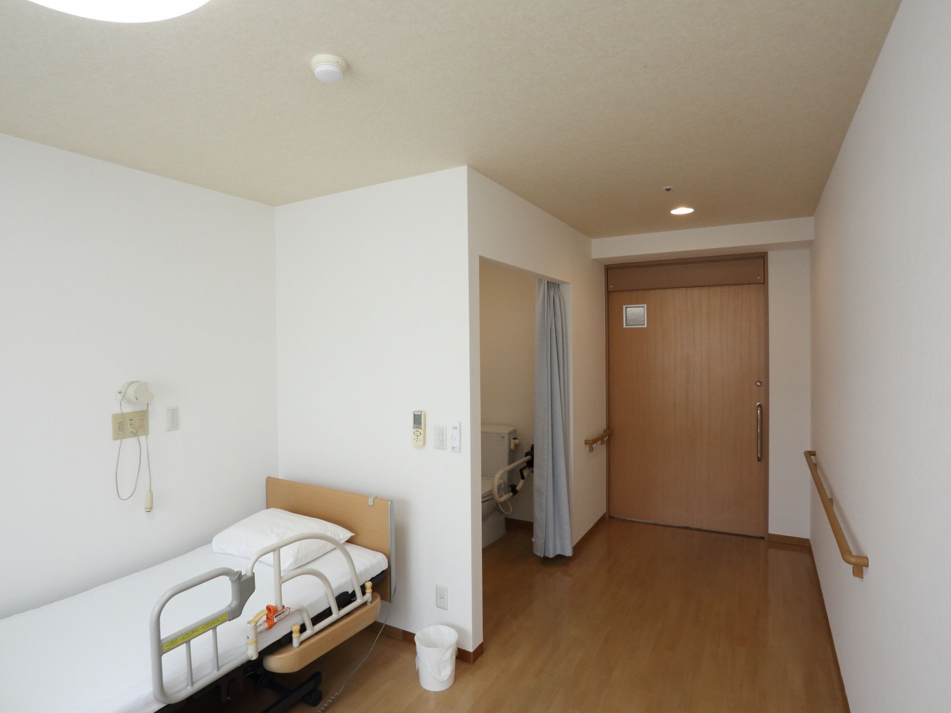 居室には電動の介護用ベッドが備えつけられている。持ち込んだ家具などを置いても、ゆったりとした広さを確保している。