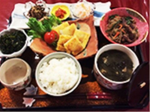 栄養バランスのとれた食事がおいてある。