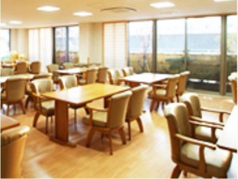 大人数が収容できる食堂となっている。テーブルも椅子も十分確保されている。談話室としても使える広々とした空間である。