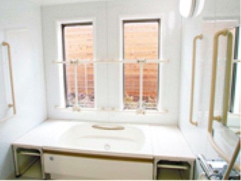 壁際と浴槽内の手すりは茶色で、窓際の手すりは白色である。浴槽のサイドは平らになっており、物を置くスペースがある。