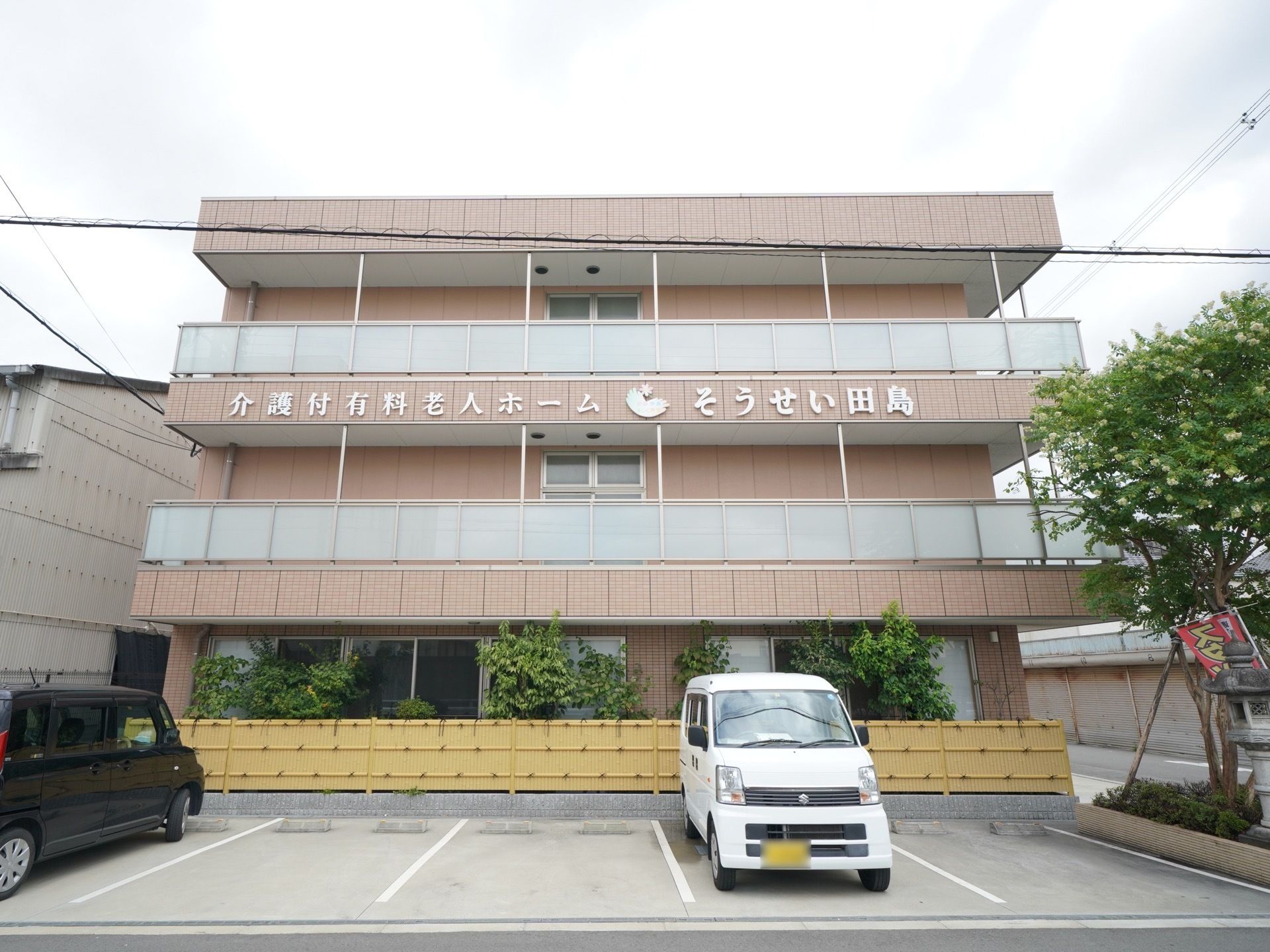 落ち着いた色調で統一された、３階建ての施設である。駐車場が完備されており、出入りしやすい設計になっている。