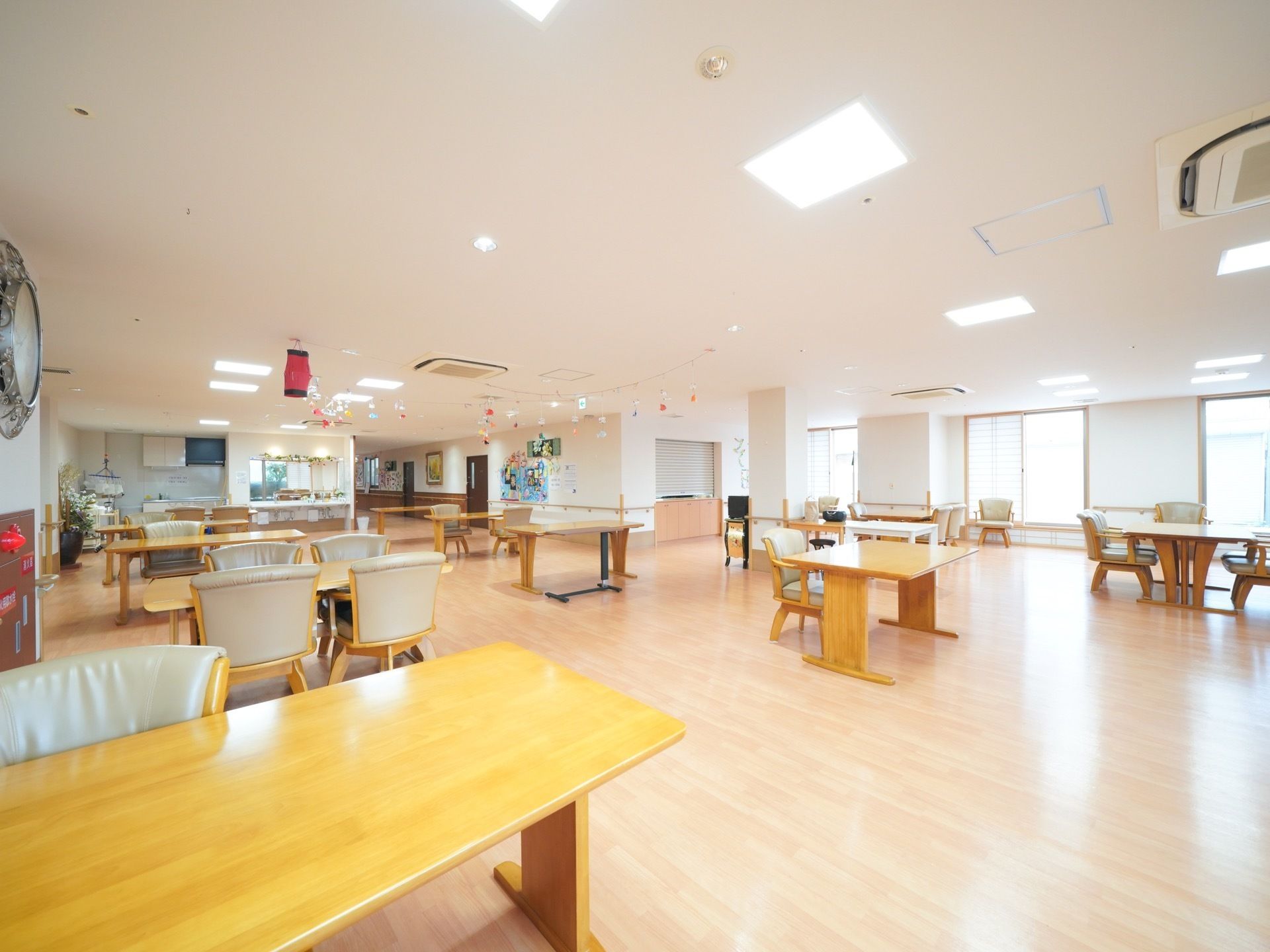 明るい床が印象的な広々とした食堂である。しっかりした造りのテーブルと椅子が、体裁よく配置されている。